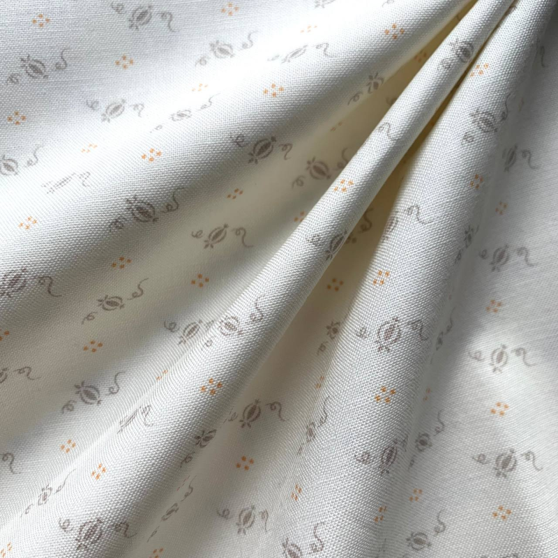 Принтованый хлопок шиповник Moda fabrics 110 см молочный/серый