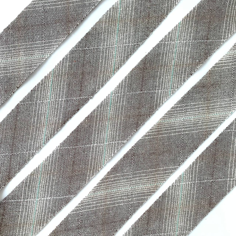 Фото Косая бейка из фактурного хлопка светло-серый градиент с бирюзовой нитью 2