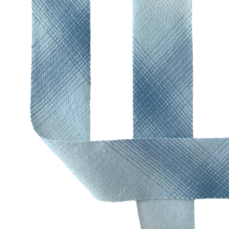 Фото Косая бейка из фактурного хлопка небесно-голубой градиент 1