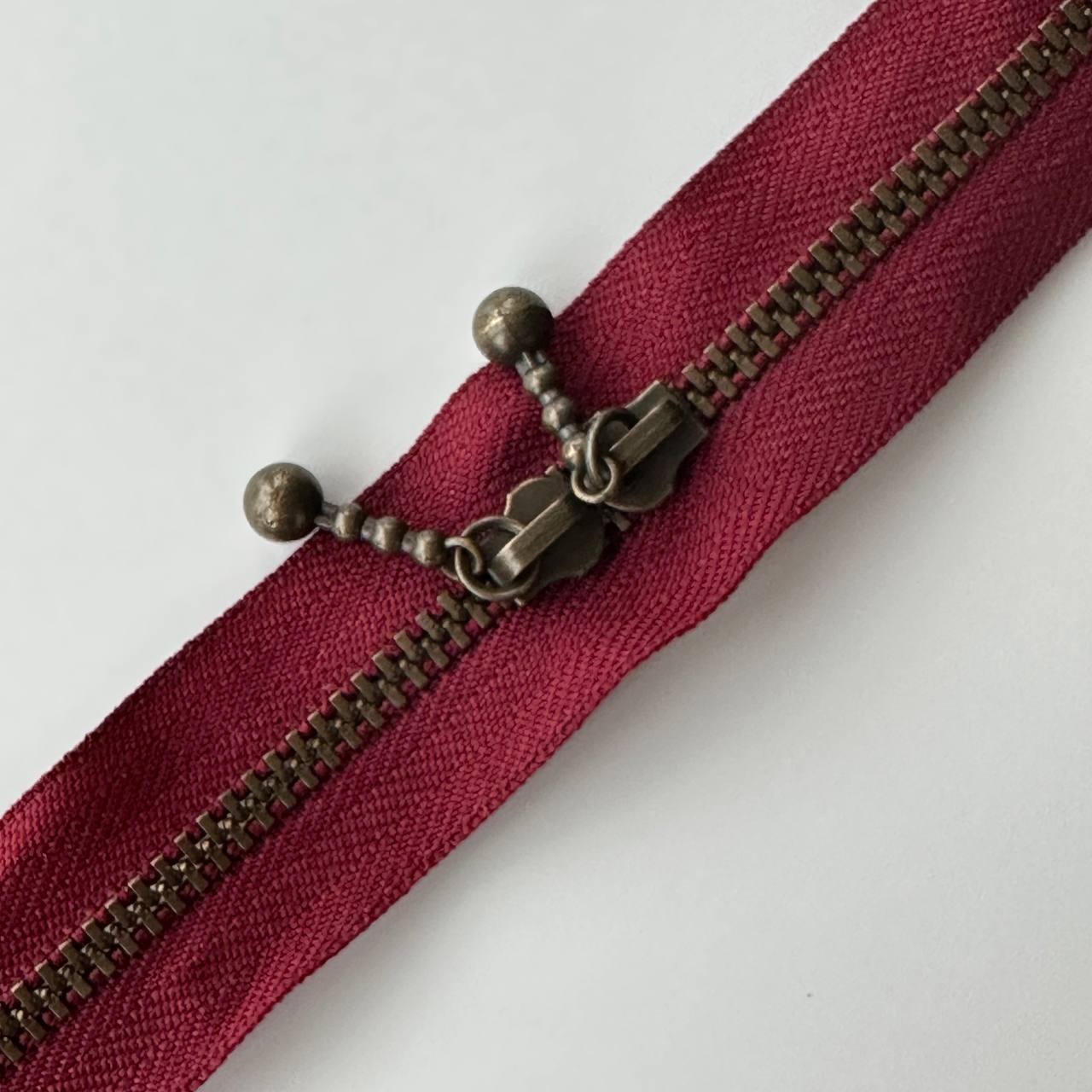 Молния YKk бордовая металлическая двухзамковая 60 см